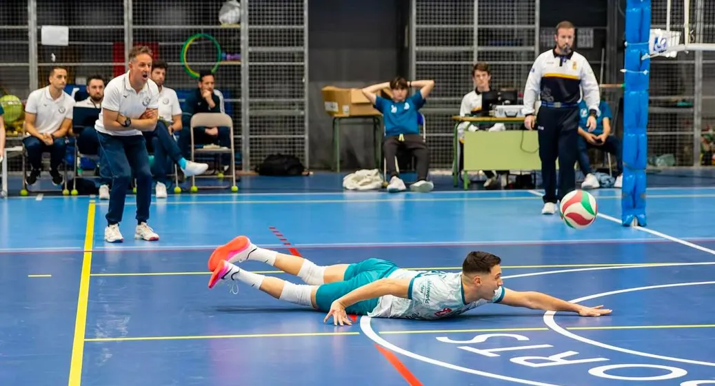 Néstor Piqueres, nuevo líbero del Servigroup Benidorm para su debut en SVM