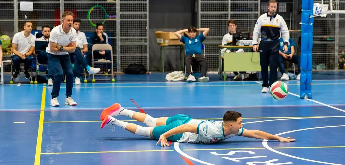 Néstor Piqueres, nuevo líbero del Servigroup Benidorm para su debut en SVM